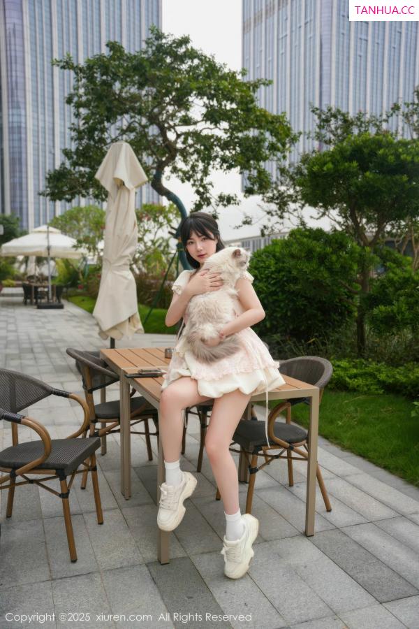   [XiuRen]高清写真图 2025.09.05 No.10734 软情 浅色连衣短裙第16张图片